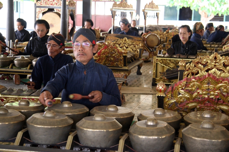 Playing the gamelan in the sultan's palace, Java Yogyakarta Indonesia.jpg - Indonesia Java Yogyakarta. Playing the gamelan in the sultan's palace